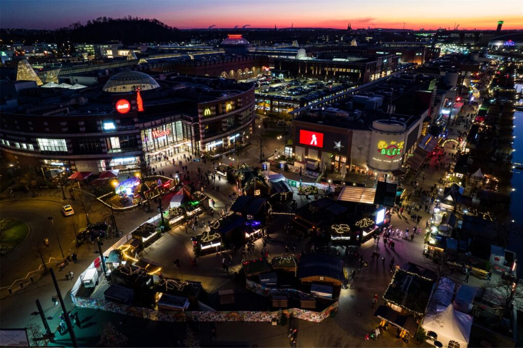 Blick von oben auf den Weihnachtsmarkt Oberhausen 2023 vor dem Westfield Centro. Blick von oben auf den Weihnachtsmarkt Oberhausen 2023 vor dem Westfield Centro.