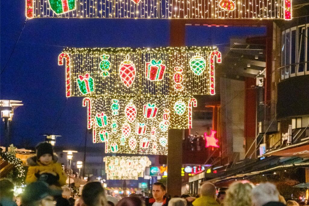 Weihnachtsbeleuchtung auf dem Weihnachtsmarkt am Centro in Oberhausen. Weihnachtsbeleuchtung auf dem Weihnachtsmarkt am Centro in Oberhausen.