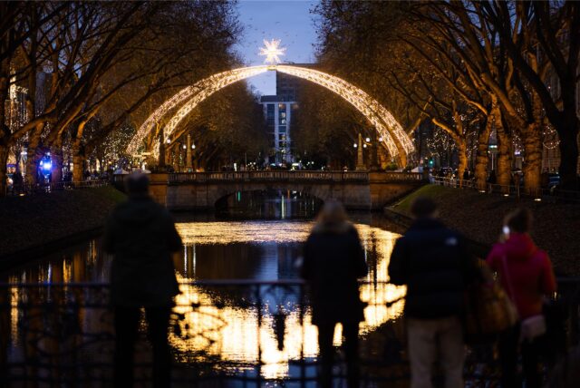 Zahlreiche Fußgänger laufen durch die weihnachtlich geschmückte Innenstadt auf dem Weihnachtsmarkt in Düsseldorf.