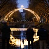 Zahlreiche Fußgänger laufen durch die weihnachtlich geschmückte Innenstadt auf dem Weihnachtsmarkt in Düsseldorf.