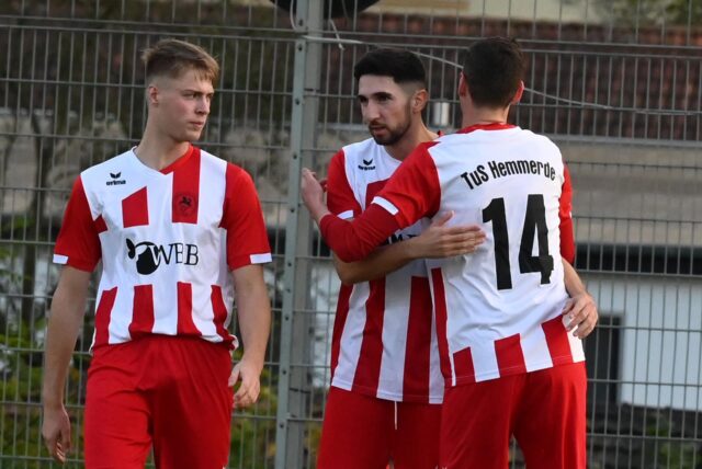 Muharem Selimi (M.) war beim TuS Hemmerde gegen den SuS Lünern der gefeierte Mann. Er traf dreifach und führte seine Mannschaft zum Auswärts-Derbysieg.