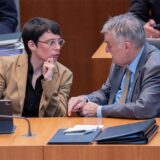 Herbert Reul (CDU), Innenminister von Nordrhein-Westfalen, und Josefine Paul (Bündnis 90/Die Grünen), Ministerin für Kinder, Jugend, Familie, Flucht und Integration in Nordrhein-Westfalen, unterhalten sich im Plenum des Landtags.