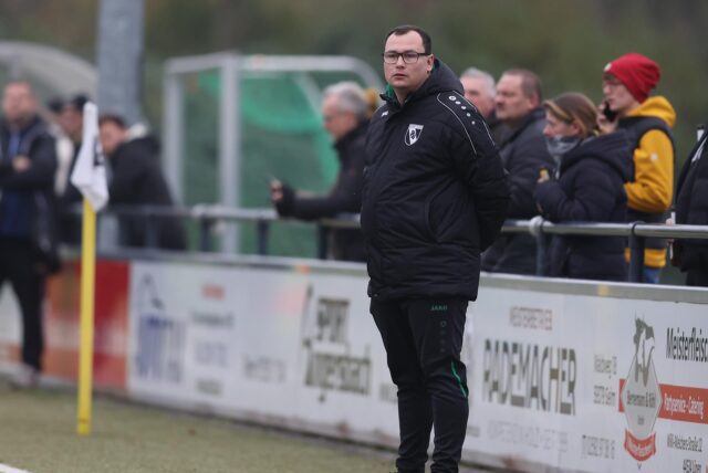 Flemming Neuhaus blickt auf Spielfeld.