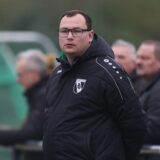 Flemming Neuhaus blickt auf Spielfeld.