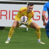 Alexander Rothkamm hält einen Ball.