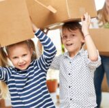 Eine Collage: Links ist ein Piktogramm zu sehen, das Kinder verbietet, rechts zwei spielende Kinder mit Pappkartons.