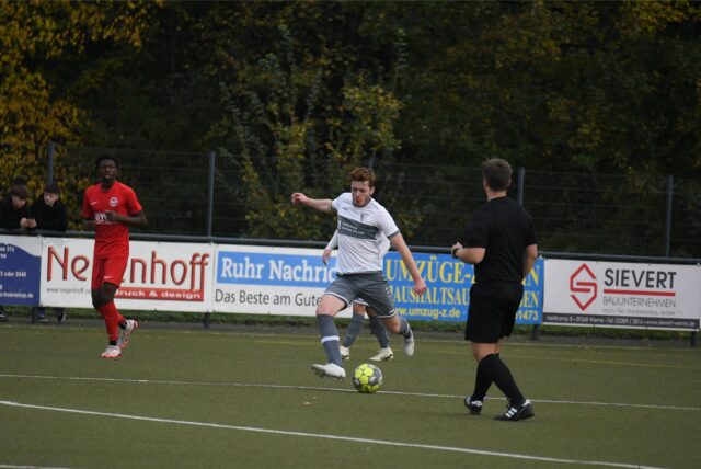Frederic Fischer, Spieler des Werner SC in der Landesliga 4, schießt aufs Tor.