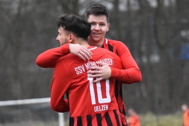 Torben Gretzinger (hinten) ist fraglich für das Derby bei der SG Massen. Er setzte in der Trainingswoche wegen Rückenproblemen aus.