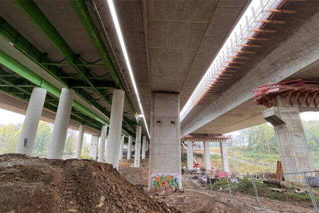 Die Liedbachtalbrücke in Unna im Oktober 2024. Die Sperrung wurde jetzt verschoben.