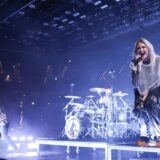 Emily Armstrong (r-l), Colin Brittain und Dave Farrell von der US-Band Linkin Park bei ihrem Konzert in der Barclays Arena auf der Bühne.
