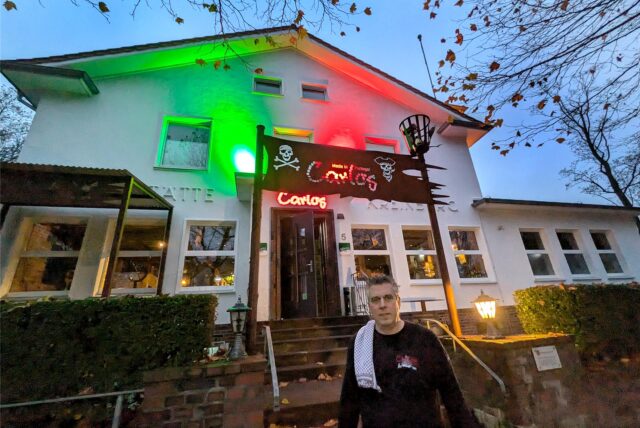 Carlos Couto steht vor seinem Restaurant „Carlos, der Pirat“ in Schwerte-Ost.
