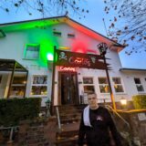Carlos Couto steht vor seinem Restaurant „Carlos, der Pirat“ in Schwerte-Ost.