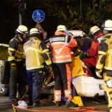 Essen: Einsatzkräfte schneiden das Auto auf.