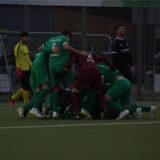 Spieler der TuS Westfalia Wethmar jubeln auf einem Haufen.