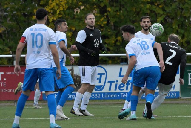 BW Alstedde II im Zweikampf gegen SV Preußen Lünen.