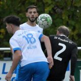 BW Alstedde II im Zweikampf gegen SV Preußen Lünen.
