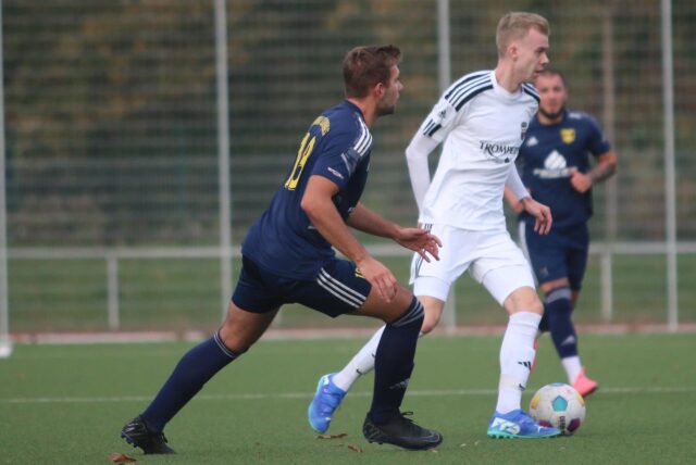 Bastian Ehrentraut dribelt mit dem Ball.