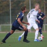Bastian Ehrentraut dribelt mit dem Ball.