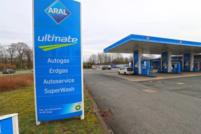 Das Foto einer Aral-Tankstelle mit einem Bild im Vordergrund.