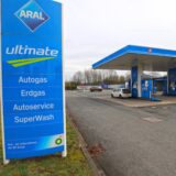 Das Foto einer Aral-Tankstelle mit einem Bild im Vordergrund.