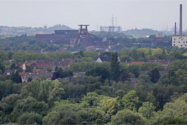 Der Förderturm der Zeche Zollverein in Essen ist von der Halde Rheinelbe aus zu sehen.