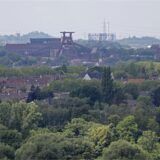 Der Förderturm der Zeche Zollverein in Essen ist von der Halde Rheinelbe aus zu sehen.