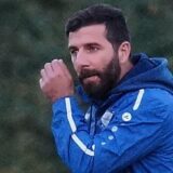 Kevin Schulzki und Mehmet Kara stehen am Spielfeldrand.