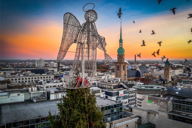 Der Engel ziert die Spitze des Weihnachtsbaums in Dortmund.