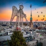 Der Engel ziert die Spitze des Weihnachtsbaums in Dortmund.