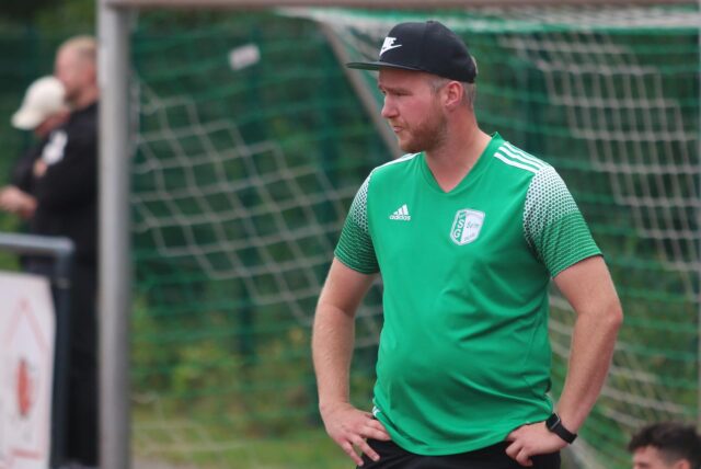 Sebastian Kramzik schaut nach vorne.