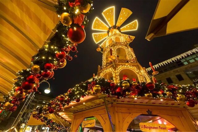 Stände leuchten auf dem Weihnachtsmarkt in Bochum.