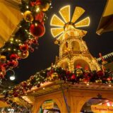 Stände leuchten auf dem Weihnachtsmarkt in Bochum.