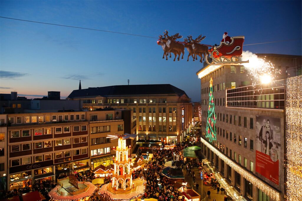Der fliegende Weihnachtsmann schwebt über den Weihnachtsmarkt in Bochum. Der fliegende Weihnachtsmann schwebt über den Weihnachtsmarkt in Bochum.