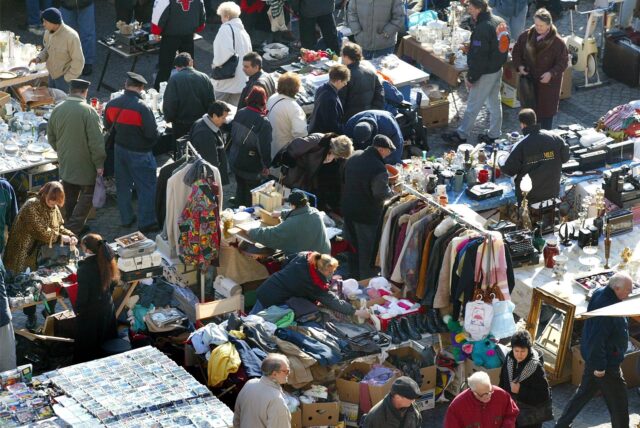 Viele Menschen in Mützen und Winterjacken schlendern zwischen den vollen Ständen auf einem Trödelmarkt in NRW umher.
