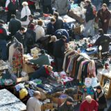 Viele Menschen in Mützen und Winterjacken schlendern zwischen den vollen Ständen auf einem Trödelmarkt in NRW umher.