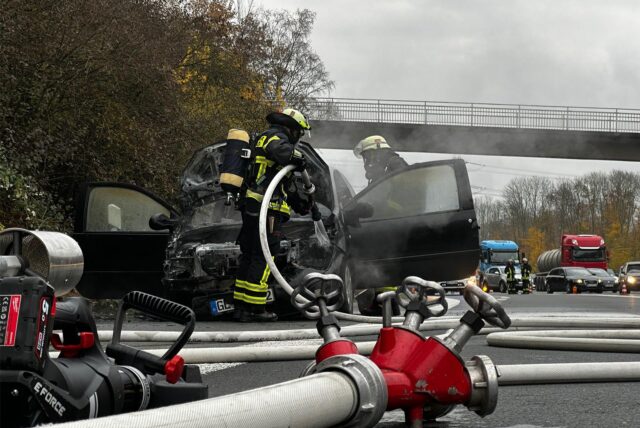 In Autobrand wird von der Feuerwehr in Dortmund gelöscht.