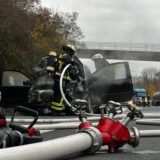 In Autobrand wird von der Feuerwehr in Dortmund gelöscht.