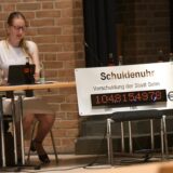 CDU-Fraktionsvorsitzende Claudia Mors-Böckenbrink und die Schuldenuhr