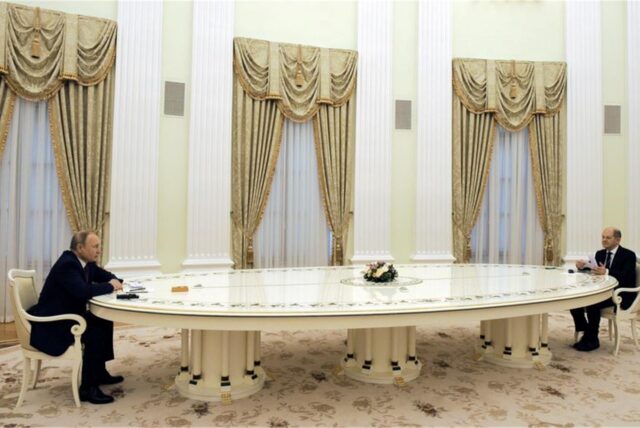 Russlands Präsident Wladimir Putin (l) und Bundeskanzler Olaf Scholz (SPD) sind zu einem Treffen im Kreml zusammengekommen.