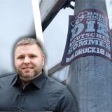 „Kniet nieder – Die Deutschen kommen“ steht auf diesem Aufkleber von Druck18 am Vorplatz des Hauptbahnhofs.