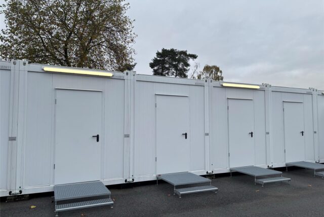 Weiße Containerwohnungen von außen