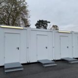 Weiße Containerwohnungen von außen