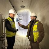 Hier im Bild sieht man Bernd Heinz, Geschäftsführer Wasserwerke Westfalen GmbH im Gespräch mit HA-Reporter Stefan Schier in der weitergehende Aufbereitungsanlage im Wasserwerk Halingen.