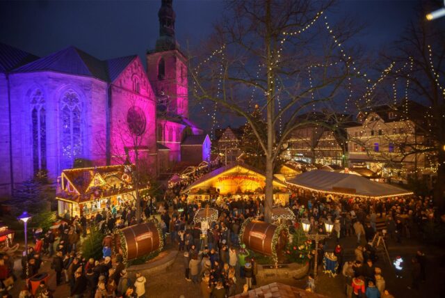 Besucher schlendern über den Weihnachtsmarkt in Soest.