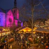 Besucher schlendern über den Weihnachtsmarkt in Soest.
