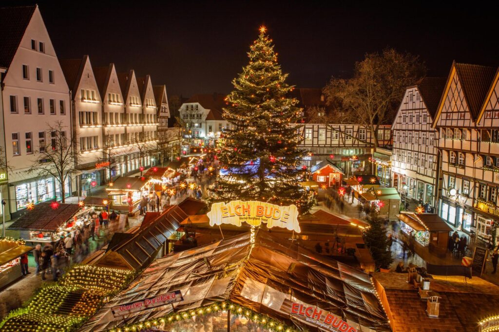 Die zahlreichen Stände auf dem Weihnachtsmarkt in Soest von oben. Die zahlreichen Stände auf dem Weihnachtsmarkt in Soest von oben.