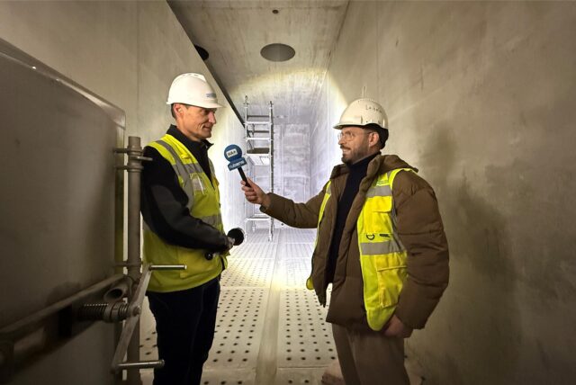 Hier im Bild sieht man Bernd Heinz, Geschäftsführer Wasserwerke Westfalen GmbH im Gespräch mit HA-Reporter Stefan Schier in der weitergehende Aufbereitungsanlage im Wasserwerk Halingen.