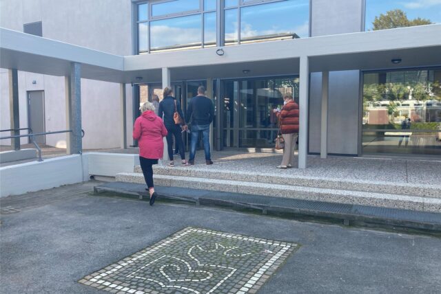 Menschen stehen vor dem Wahllokal in Herbern.