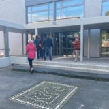 Menschen stehen vor dem Wahllokal in Herbern.