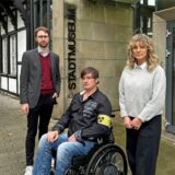 Flemming Feß, Marius Gellert und Dr. Linn-Julia Temmann (von links) vor dem Stadtmuseum Werne.